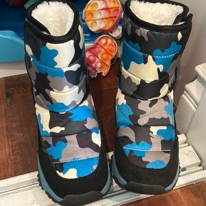 Waterproof snow boots